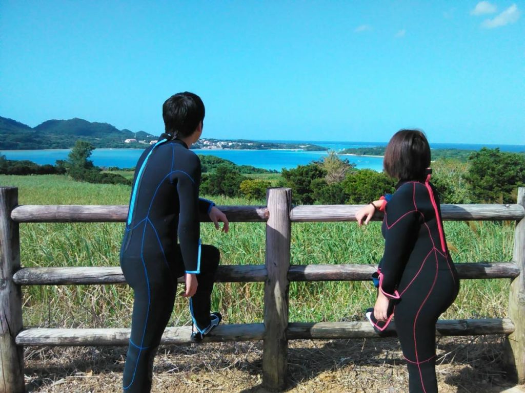 川平湾を眺めるカップル